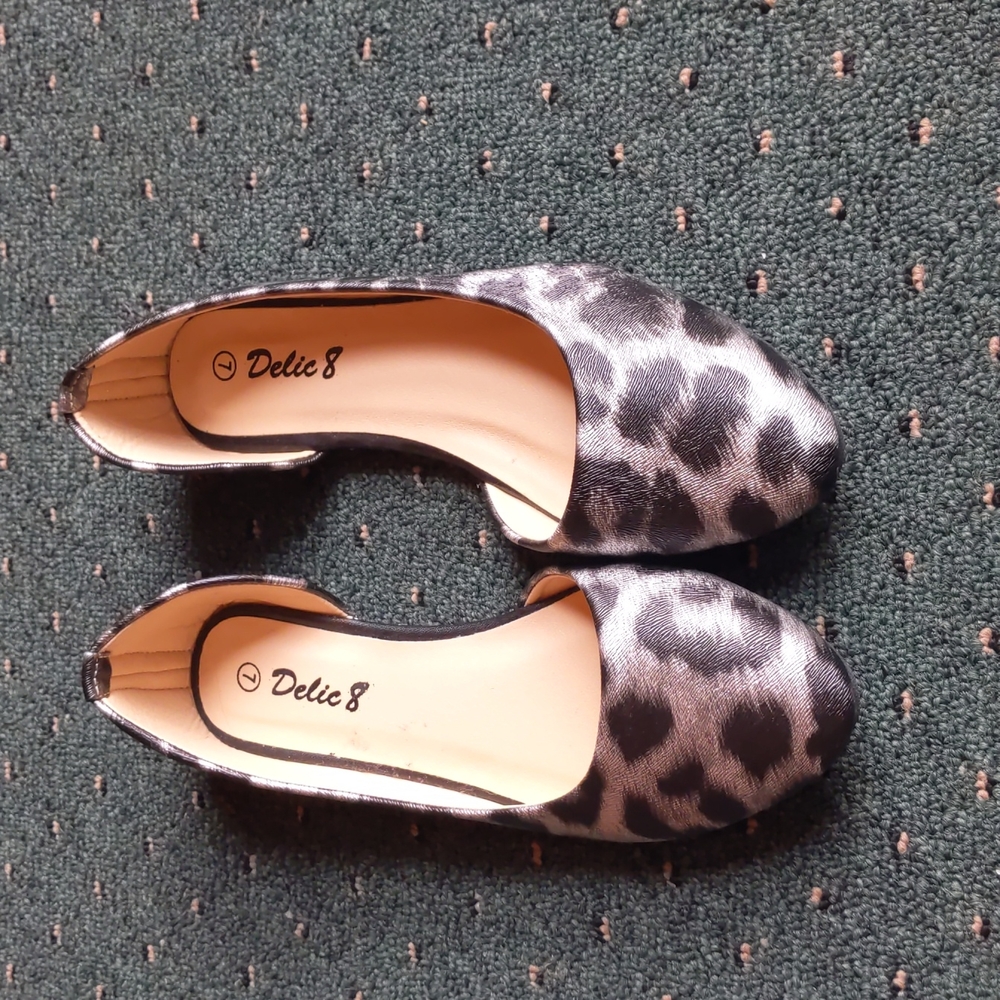 Women's leopard flats